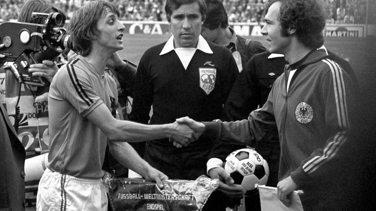 Johann Cruyff lehnte das Tragen von Hollands Adidas-Trikots (3 Streifen) ab, weil er bei Puma unter Vertrag war. Er spielte mit 2 Streifen.