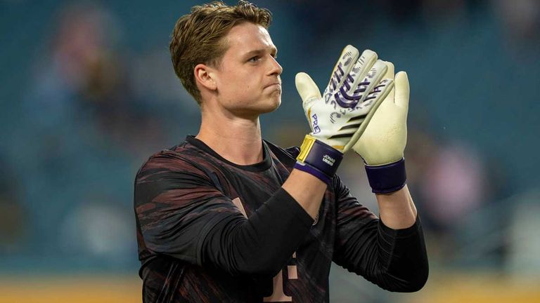 Jonas Urbig bekam Lob von Vincent Kompany. Der FC Bayern habe mit ihm "eine sehr gute Zukunftsperspektive."
