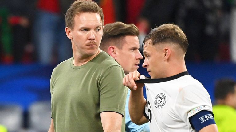 Bundesliga Julian Nagelsmann (l.) im Gespräch mit Joshua Kimmich.