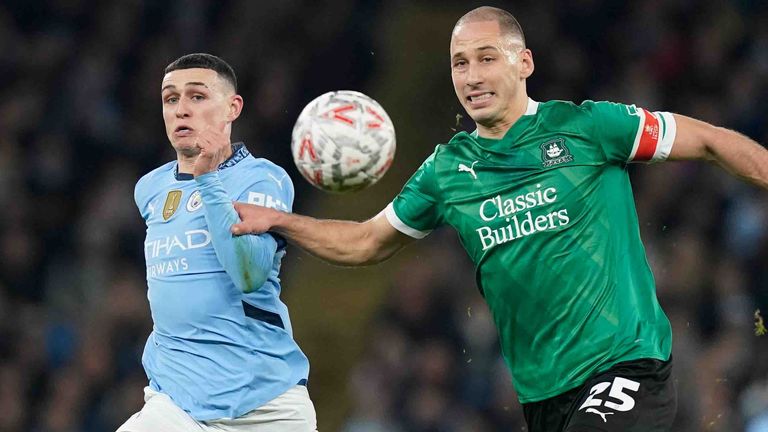 Nikola Katic (r.) im Zweikampf mit Manchesters Phil Foden.