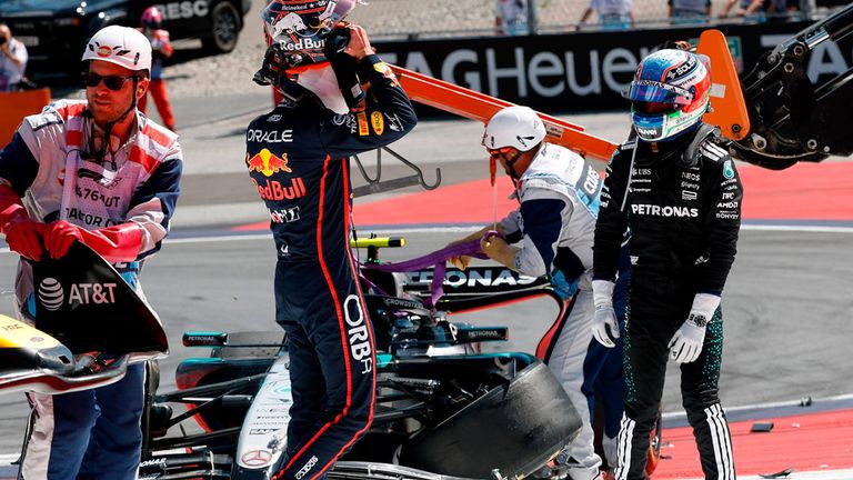 Kimi Antonelli (r.) schießt beim GP von Österreich Weltmeister Max Verstappen (l.) ab und wird dafür für das kommende Rennen bestraft.