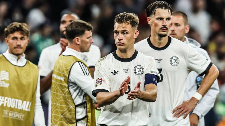 Joshua Kimmich (m.) und das DFB-Team spielen am Sonntag nun um Platz drei.