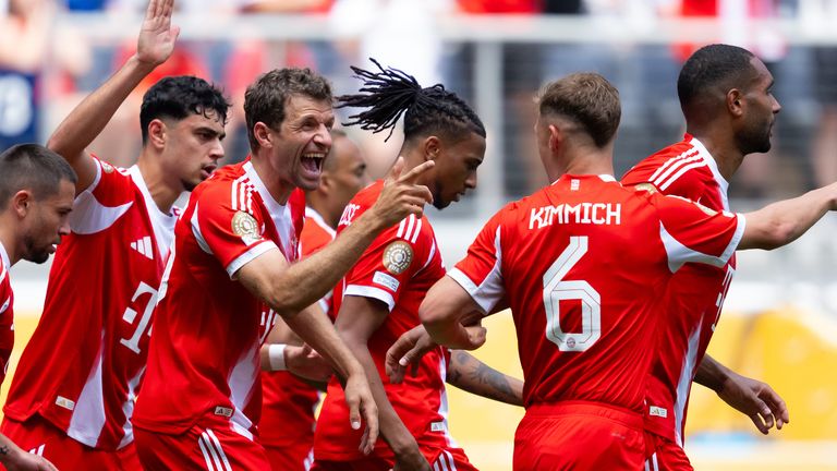 Müller-Jubel beim Kantersieg: Der FC Bayern fegt zum Auftakt der Klub WM Auckland City mit 10:0 vom Platz. 