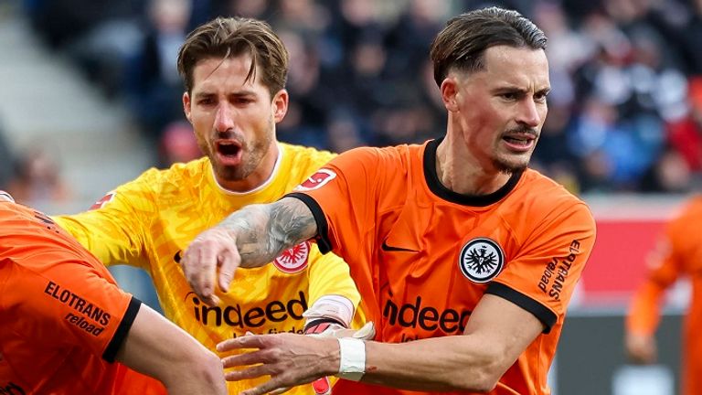 Robin Koch (r.) bleibt Eintracht Frankfurt treu.