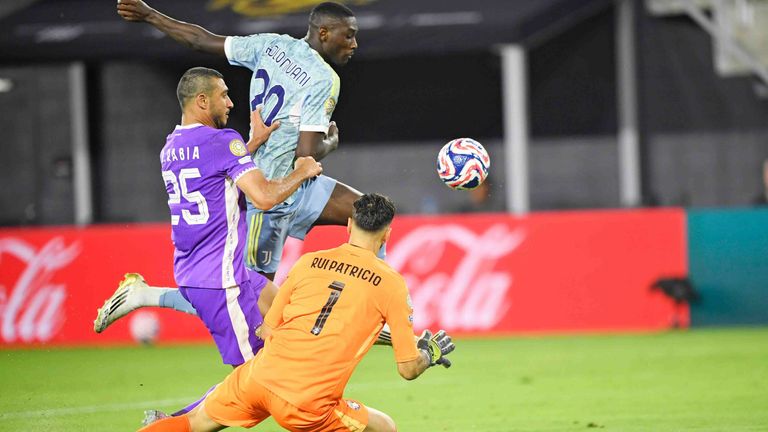 Der ehemalige Frankfurter Randal Kolo Muani spitzelt den Ball am Keeper von Al-Ain vorbei.