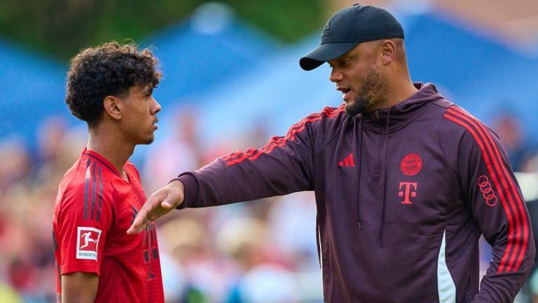 Bayern-Talent Adam Aznou (l.) im Gespräch mit Trainer Vincent Kompany.