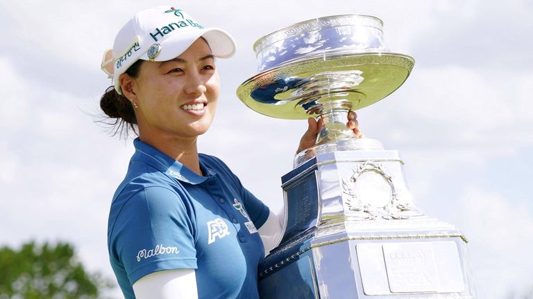 Minjee Lee präsentiert die Trophäe der Women's PGA Championship.