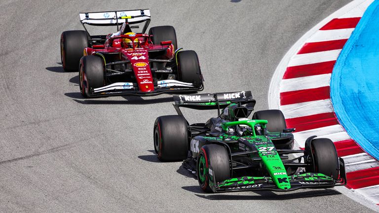 Nico Hülkenberg (vorne) zieht an Rekordweltmeister Lewis Hamilton in Spanien vorbei.