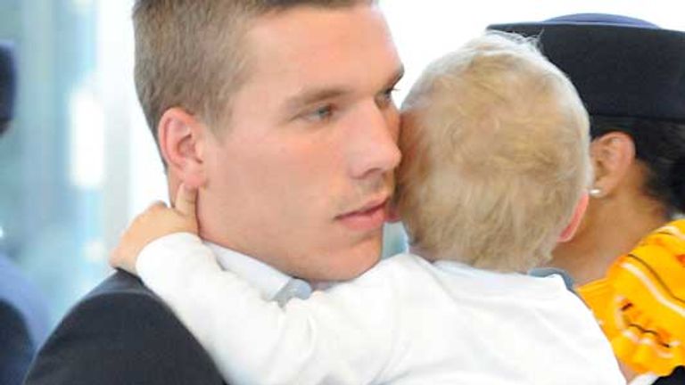 "Nabelschnur durchgeschnitten, Fotos gemacht, Familie angerufen, geheult." (Podolski über die Geburt seines Sohnes Louis)