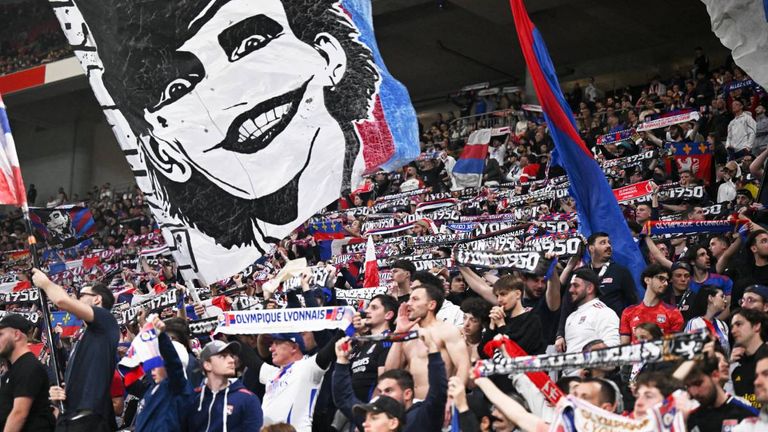 Die Lyon-Fans reagieren mit Wut auf den angekündigten Zwangsabstieg. 