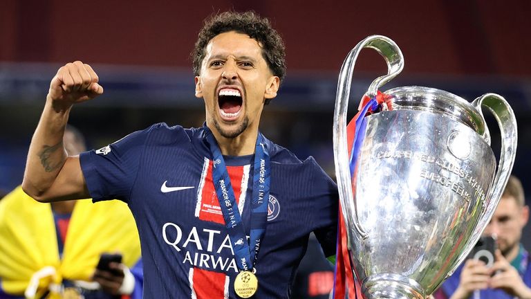 PSG-Kapitän Marquinhos jubelt mit der Champions-League-Trophäe.