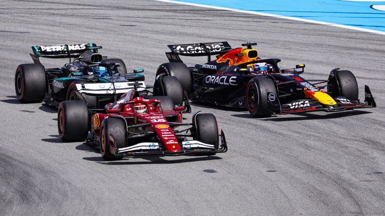 Max Verstappen (rechts) war nach dem Barcelona-Rennen nicht happy über Charles Leclerc (vorne) und George Russell.