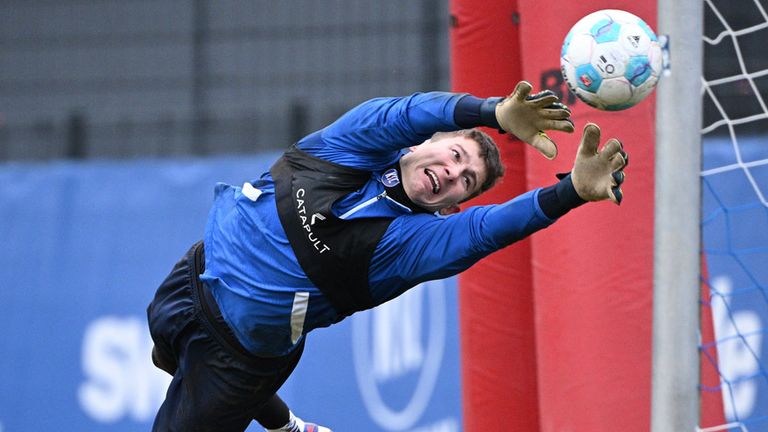Torhüter Max Weiß wechselt vom Karlsruher SC zum FC Burnley in die Premier League.