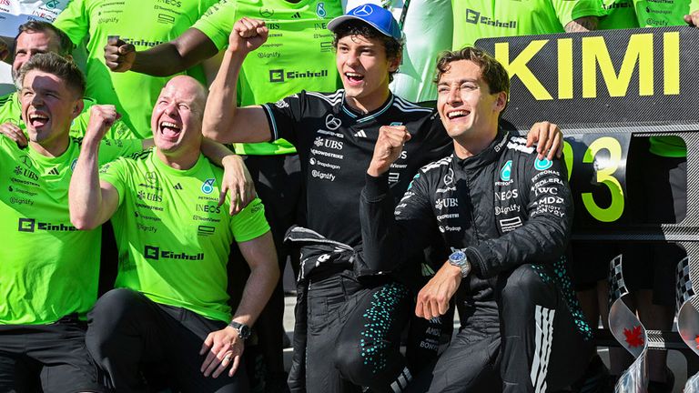 George Russell (v.r.) und Kimi Antonelli (l. daneben) fuhren beide in Kanada für Mercedes auf das Podium.