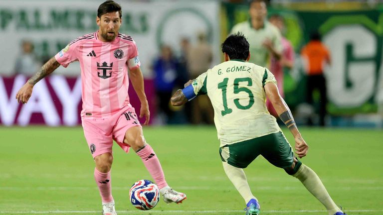 Lionel Messi dribbelt an Gustavo Gomez von Palmeiras vorbei.
