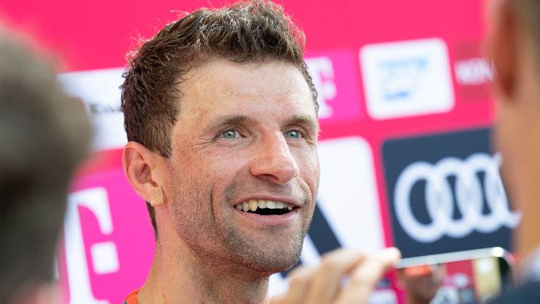 Thomas Müller scherzt über seine Zukunft.