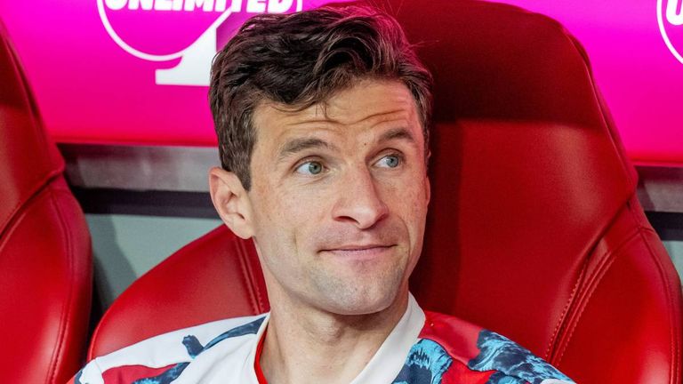 Thomas Müller sitzt gegen Boca zunächst auf der Bank des FC Bayern.