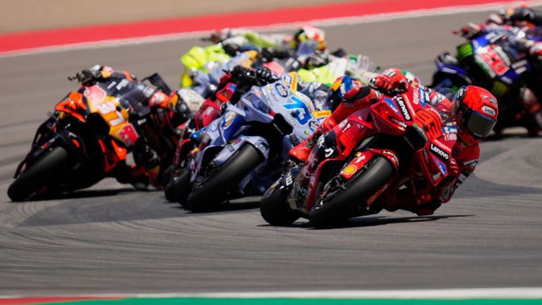 Marc Marquez (vorne) gewinnt das Hauptrennen der MotoGP in Aragon.