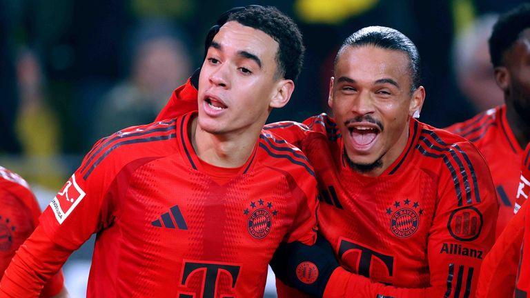 Leroy Sane (r.) jubelt zusammen mit Jamal Musiala über einen Treffer des FC Bayern.