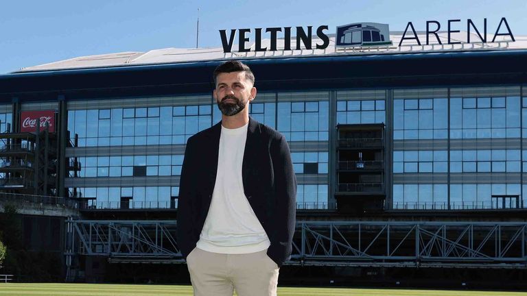 Schalkes neuer Trainer Miron Muslic steht vor seinem neuen Wohnzimmer: die Veltins Arena.