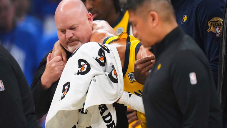Pacers- Star Tyrese Haliburton verlässt mit einem Handtuch über dem Kopf das Spielfeld.