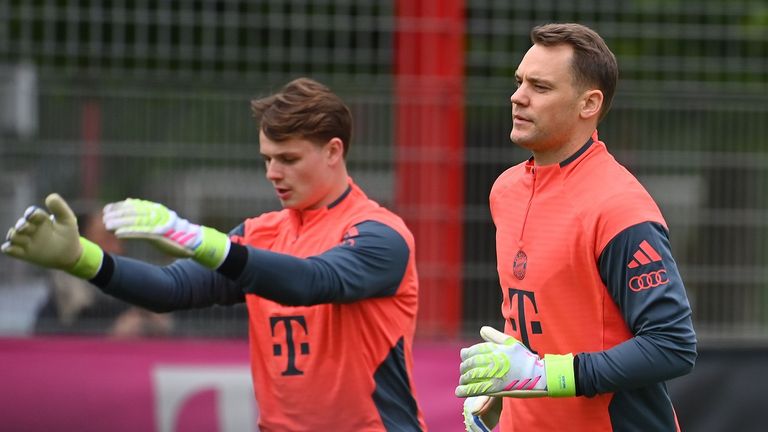 Manuel Neuer (r.) ist die klare Nummer eins beim FC Bayern.