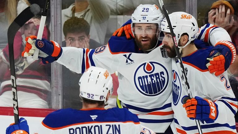 Edmonton Oilers Leon Draisaitl (m.) schreibt NHL-Geschichte.