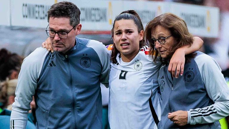 Der Bundestrainer hat sich entschieden: Die EM kommt für Lena Oberdorf zu früh. 