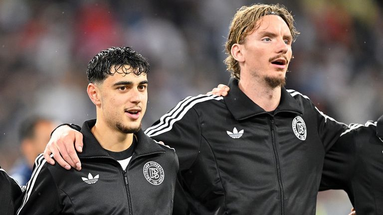 Aleksandar Pavlovic (l.) und Nick Woltemade standen zuletzt in der Nations League gemeinsam für das DFB-Team auf dem Platz.