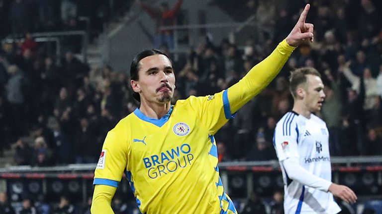 Rayan Philippe bejubelt hier ein Tor für Eintracht Braunschweig gegen den HSV.