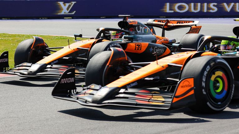 Die beiden McLaren-Piloten Lando Norris (r) und Oscar Piastri kollidieren beim GP von Kanada kurz vor Rennende - Norris scheidet dabei aus.