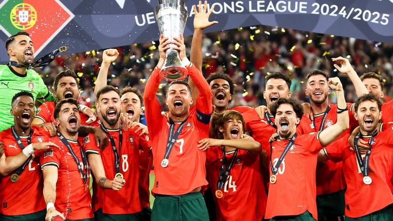 Cristiano Ronaldo (m.) und Portugal gewinnen die Nations League.