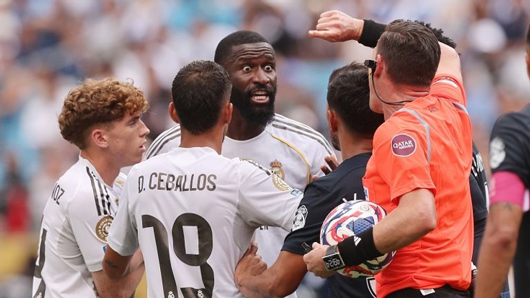 Real-Verteidiger Antonio Rüdiger (M) ist außer sich.