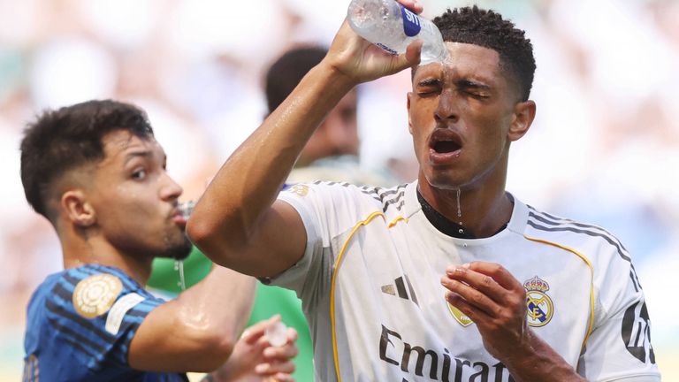 Real Madrid und Jude Bellingham (r.) tun sich gegen Al-Hilal sehr schwer. 