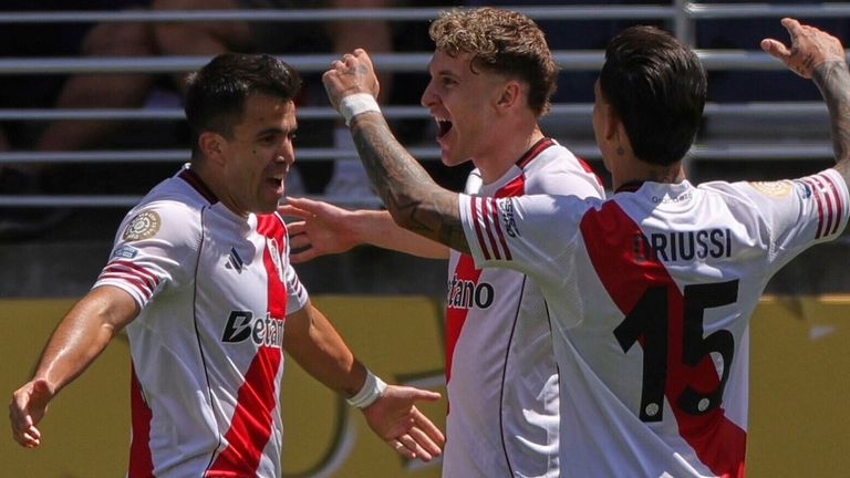 Facundo Colidio (M) bejubelt sein Tor für River Plate.