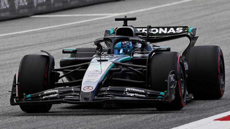Mercedes-Pilot George Russell setzt im 1. Freien Training in Spielberg die Bestzeit. 