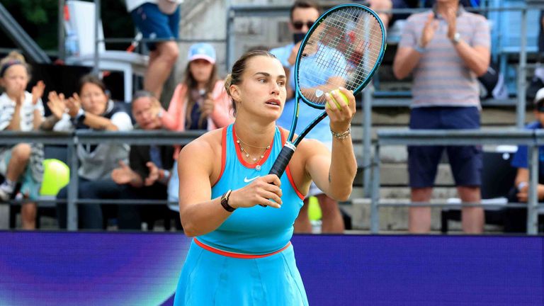 Aryna Sabalenka beim Aufschlag in Berlin.