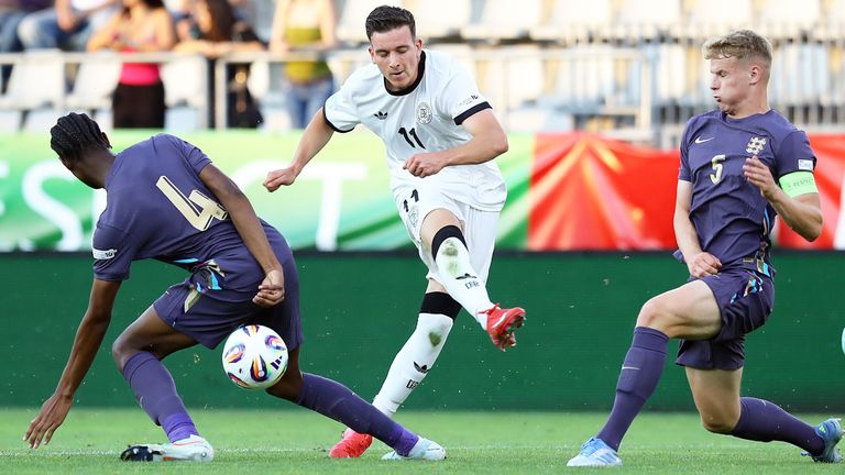 Die deutsche U19 um Said El Mala (m.) gibt bei der EM ein 5:1 gegen England noch aus der Hand.