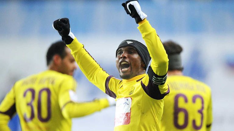 Samuel Eto'o bekam 2011 in Russland von Anschi Machatschkala Sonderwünsche wie goldene Badewannen und einen Privatjet zugesichert.