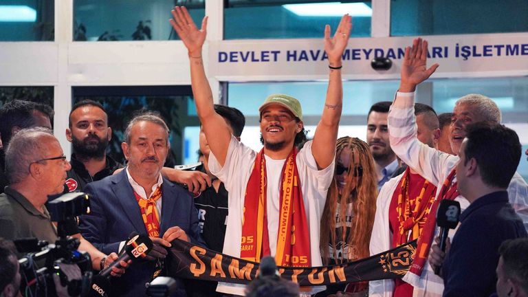 Leroy Sane wird am Flughafen euphorisch von Galatasaray-Fans empfangen.