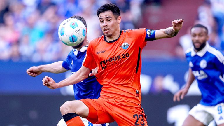 Paderborn-Kapitän Raphael Obermair (v.) wird vom 1. FC Köln umworben.