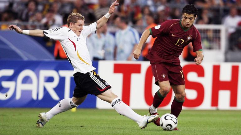 BASTIAN SCHWEINSTEGER (40): Der Ex-Bayern-Star machte 2015 mit dem Fußball Schluss und arbeitet derzeit als TV-Experte & Markenbotschafter.