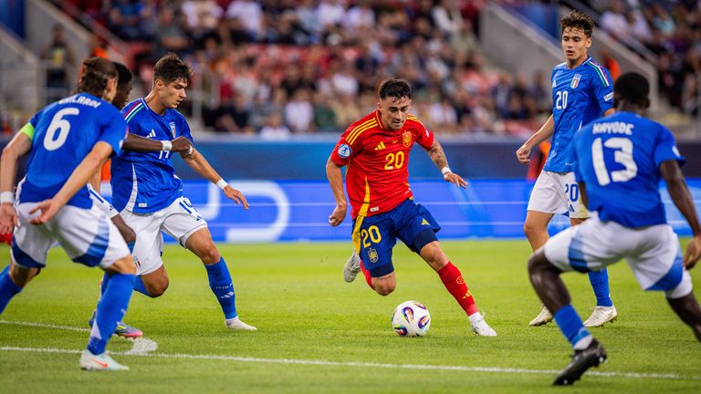 Spanien und Italien trennen sich Unentschieden.