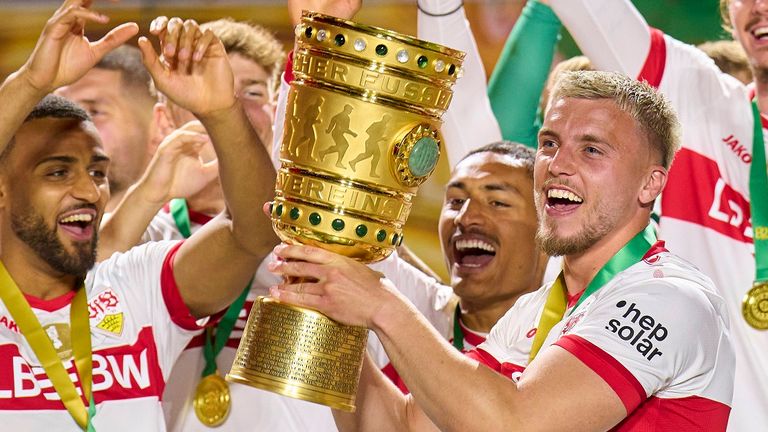 Ermedin Demirovic (r.) hält den DFB-Pokal in den Händen.