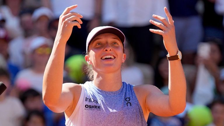 Iga Swiatek ist glücklich nach ihrem Sieg im French-Open-Achtelfinale.