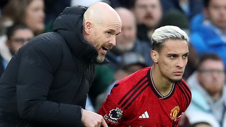Der neue Leverkusen-Trainer Erik ten Hag (l.) hier noch bei Manchester United mit seinem Schützling Antony.