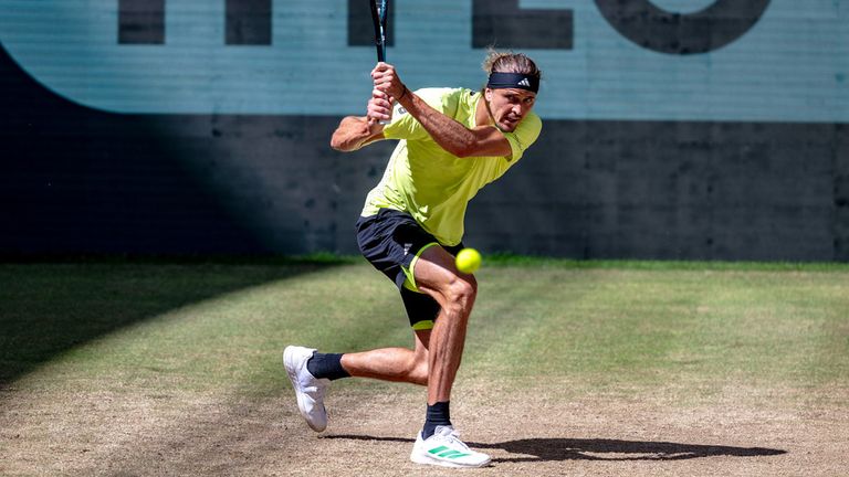 Alexander Zverev beim Rasenturnier in Halle in Aktion.