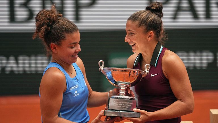 Jasmine Paolini (l.) hält gemeinsam mit Partnerin Sara Errani die Doppel-Trophäe der Frauen bei den French Open.