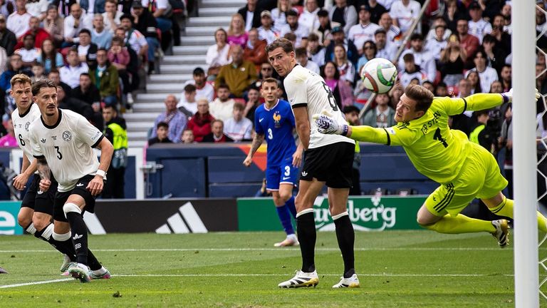 Marc-Andre ter Stegen (r.) konnte sich gegen Frankreich mit einer guten Leistung auszeichnen.