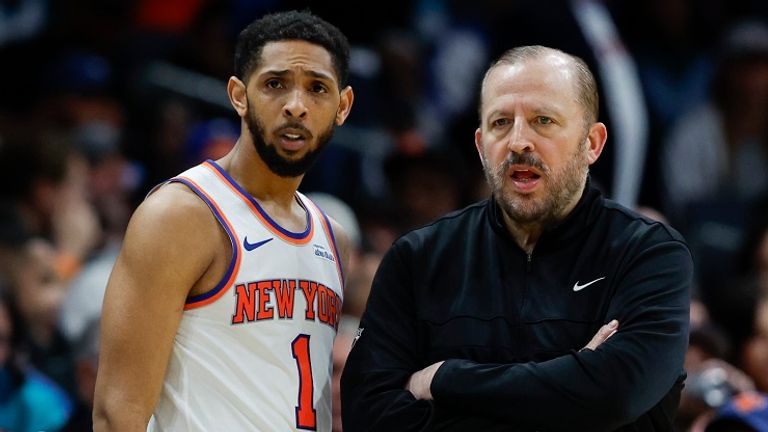 Tom Thibodeau (r.) ist nicht mehr Headcoach der New York Knicks.